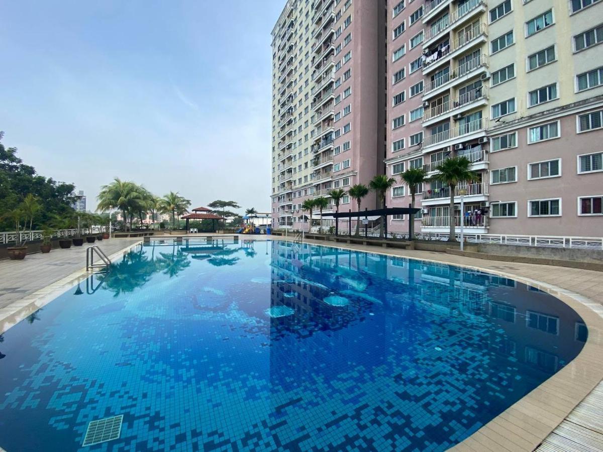 Homestay Juta Mines Seri Kembangan Balakong Serdang Lama Экстерьер фото