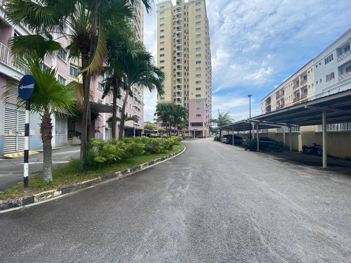 Homestay Juta Mines Seri Kembangan Balakong Serdang Lama Экстерьер фото